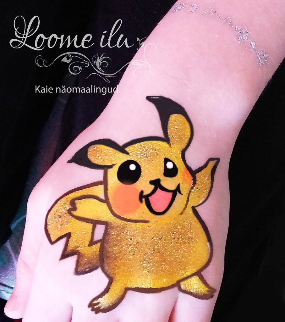 Pikacho näomaaling käel. Carmen Cafe pannkoogihommikud tõid kokku palju peresid. Pikacho on kollane armas orava moodi tegelane, pika välgunoolt meenutava sabaga. 