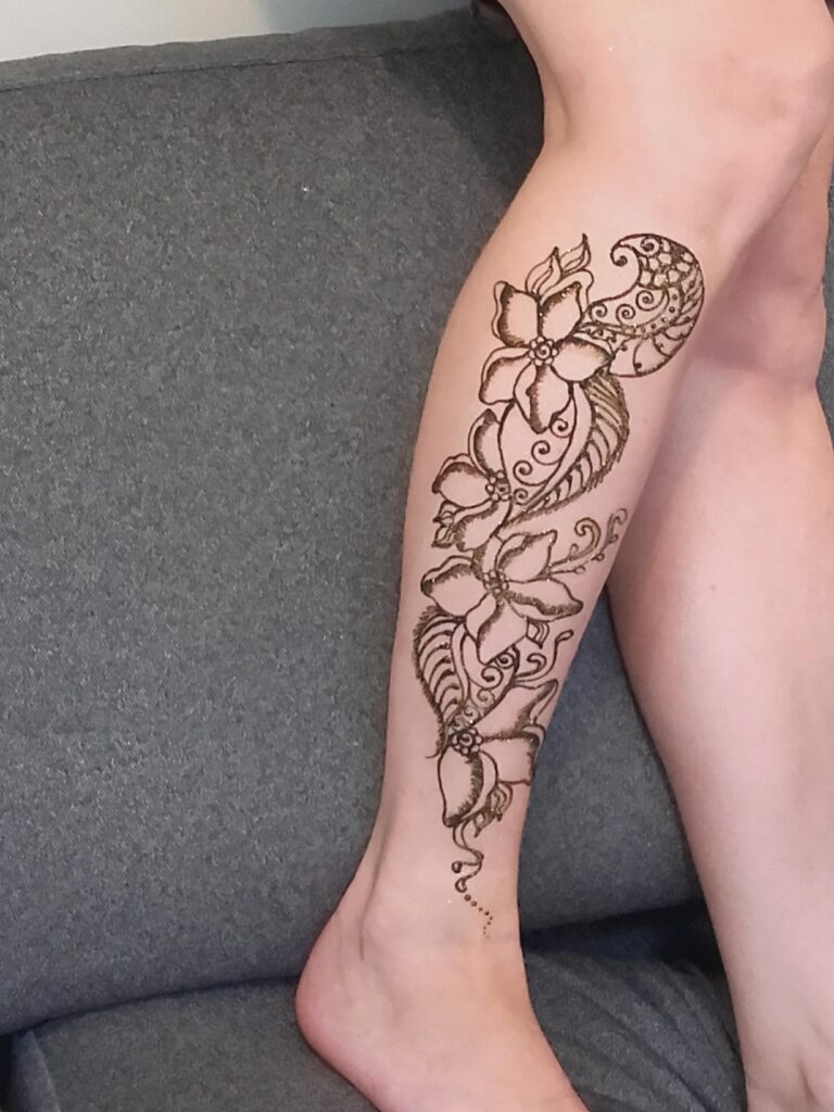 Hennamaaling jalal, henna tattoo, lillede motiiv jalal, ornamentika -