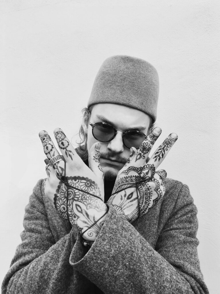 Mehe hennamaaling, tribal, henna tattoo, mustkunstnik Kevinski hennamaalingutega - Ilu loojad OÜ