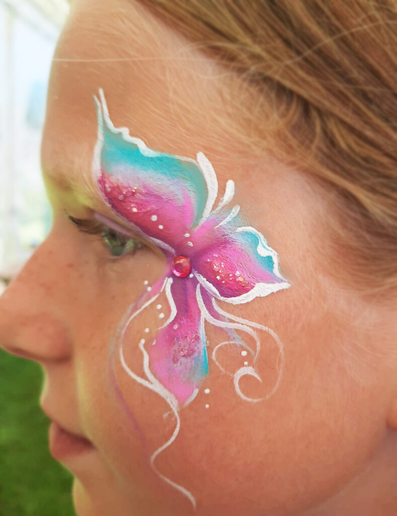 Ida-Virumaa noortefestival, Toila mõisapark, tüdrukute näomaalingud, mereroheline ja roosa näomaaling, lille näomaaling, ornamendid. näomaali värvid. Body art - Ilu loojad OÜ