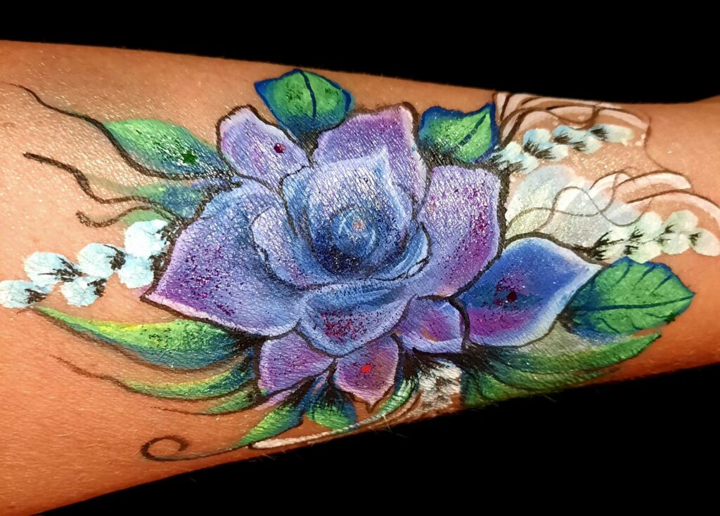Roosi maaling käel, näomaaling käel, näomaali värvid, kehamaalingud, body art, facepainting, roos käel, lilla roos - Ilu loojad OÜ, Õllesummer. 