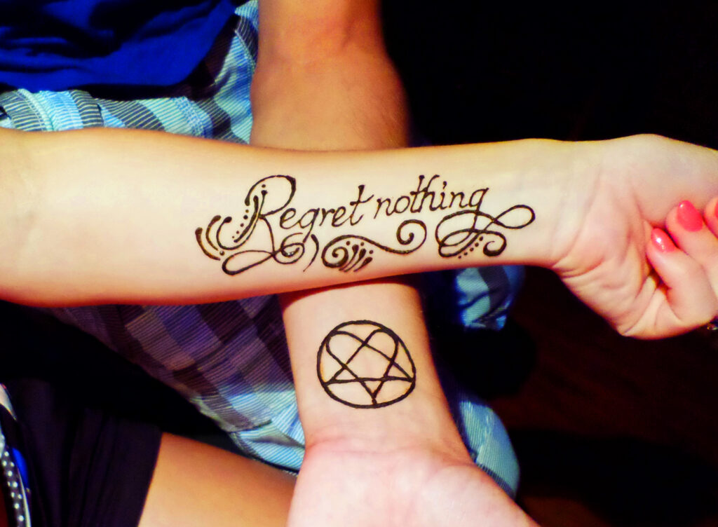 Regret nothing hennamaaling, tsitaat käel, henna tattoo, proovi tattoo, sümbolid, ornamentika - Ilu loojad OÜ