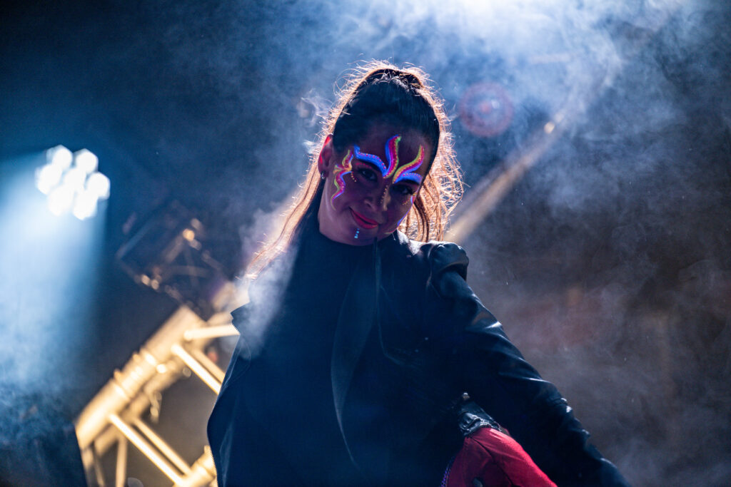Rummu Porifestival. Lavašõu, kus uv-maalingus esineja tantsib.