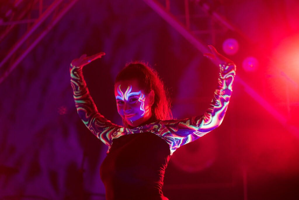 Rummu karjääris toimunud Porifestival. Tantsutüdruk laval on uv-maalinguga.