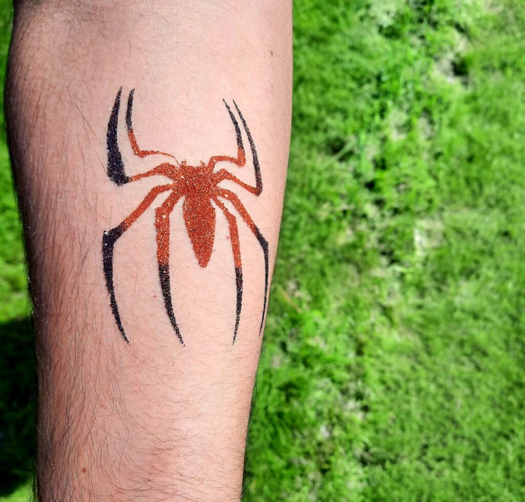 Glitter tattoo, mitmevärviline ämblik, Nõmme Seikluspark, firmapidu, suvefestival, täiskasvanute tattoo - Ilu loojad OÜ