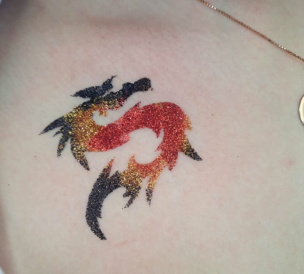 Mitmevärviline glitter tattoo draakon dekolteel - Ilu loojad OÜ