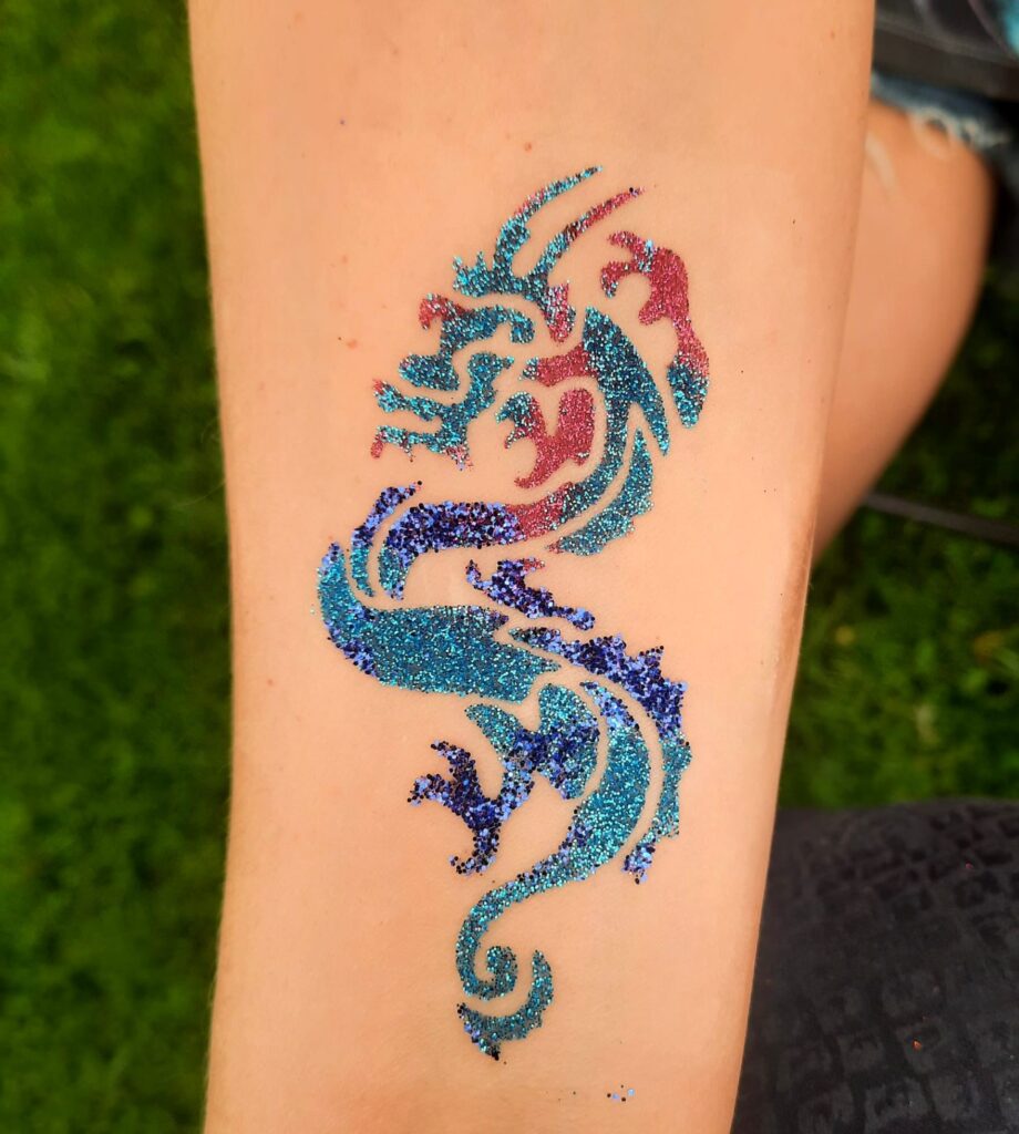 Glitter tattoo, mitmevärviline draakon - suvefestival - Ilu loojad OÜ
